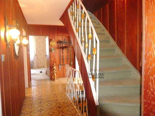 Flur im EG mit Treppe - 