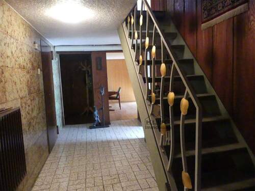 Flur mit Treppe im Untergescho - 