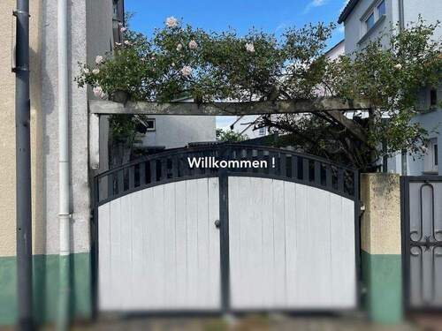 00a_EingangTor_blur.JPG - 7 Zimmer Einfamilienhaus zum Kaufen in Steinbach