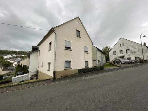 Straßenansicht - Einfamilienhaus mit großer Scheune in Horath