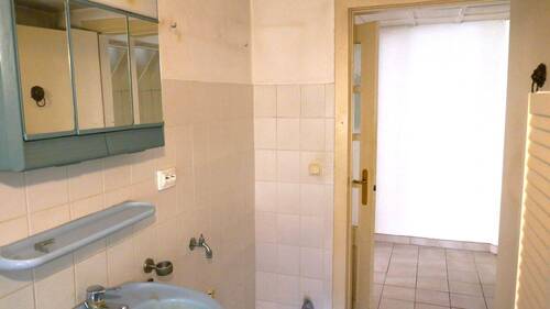 Badezimmer Richtung Flur links - 