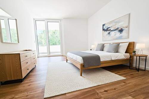 Schlafzimmer - digital gestaged - Neubaukomfort im Erstbezug: Helle 3-Zimmerwohnung mit zwei Balkonen, EBK und Tiefgaragenstellplatz
