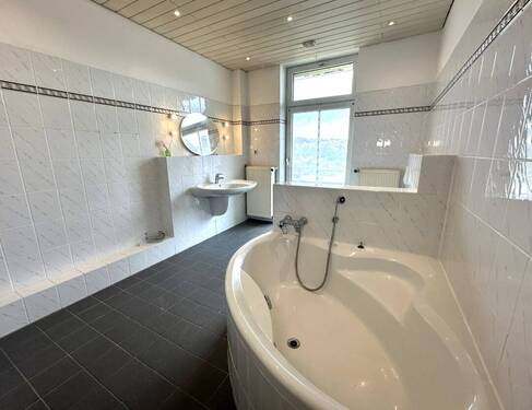 Badezimmer.JPEG - Geräumige 3 Zimmer Wohnung mit 2 Balkons, Dusche und Wanne - Hagen, Wehringhausen