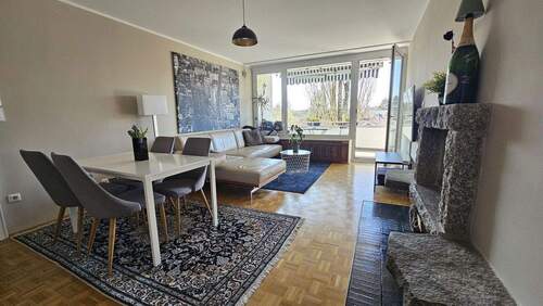 Wohnzimmer mit Blick zum Blk - Etagenwohnung mit 93,00 m² in Planegg zum Kaufen