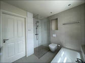 Schickes_Bad_mit_Wanne_und_Dusche - 