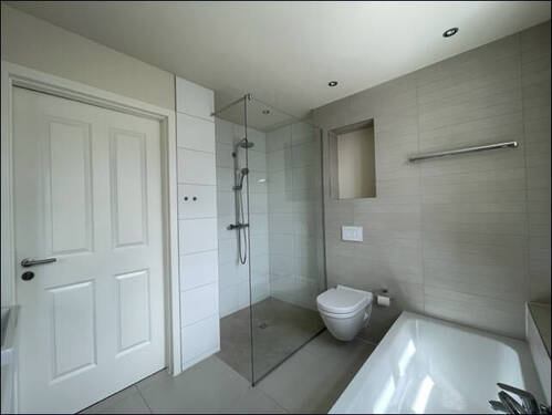 Schickes_Bad_mit_Wanne_und_Dusche - 