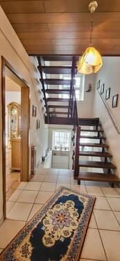 TREPPENAUFGANG ZUM OBERGESCHOSS - 