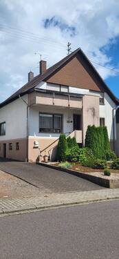 HAUSANSICHT VON VORNE - 