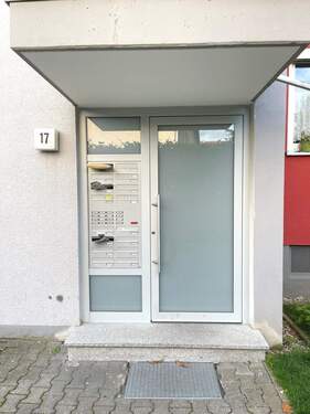 Hauseingang1.jpg - 2 Zimmer Etagenwohnung in Nürnberg