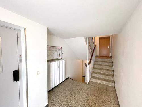 Treppenhaus mit Aufzug - Etagenwohnung mit 54,10 m&sup2; in Nürnberg zum Kaufen