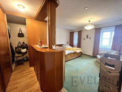 Schlafzimmer mit begehbarem Kleiderschrank - 