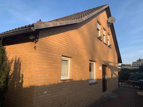 Je ein Seiteneingang für die EG Wohnungen - 6 Zimmer Mehrfamilienhaus, Wohnhaus zum Kaufen in Lachendorf