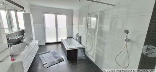 Bad mit großer Dusche und Badewanne - 