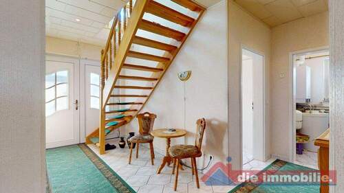 Heller Eingangsbereich mit offener Holztreppe - Einfamilienhaus mit 115,00 m² in Wolmirstedt zum Kaufen