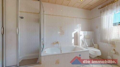 Bad mit Dusche und Wanne - 