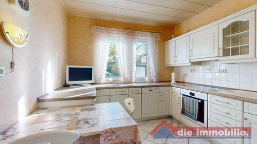 Praktische Küche mit Blick ins - 