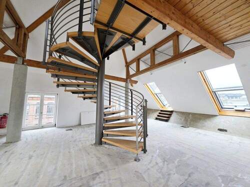 Zugang zur oberen Bürofläche - 