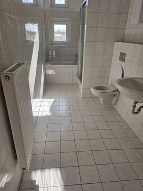Bad mit Dusche und Wanne - 