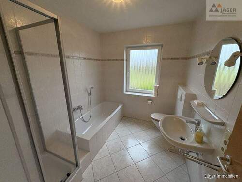 großes Badezimmer - 