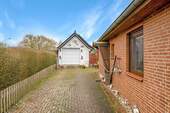 Einfahrt und Garage - 