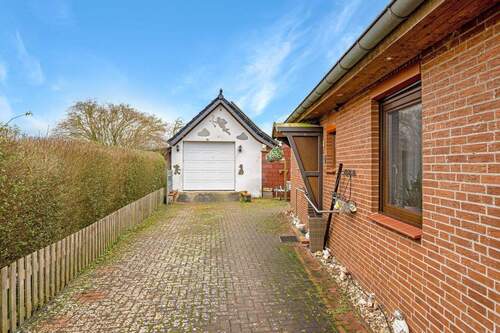 Einfahrt und Garage - 