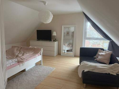 großes Zimmer im Dachgeschoss - 