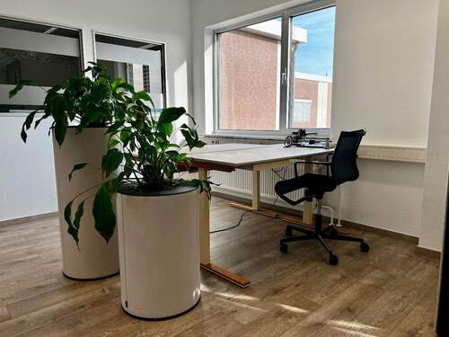 Blick auf die beiden freien Büroarbeitsplätze - Moderne Bürogemeinschaft in Niedernberg - zwei Arbeitsplätze frei