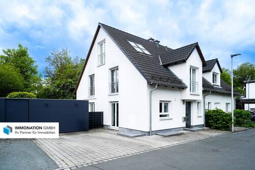 Hausansicht - 5 Zimmer Doppelhaushälfte zum Kaufen in Nürnberg