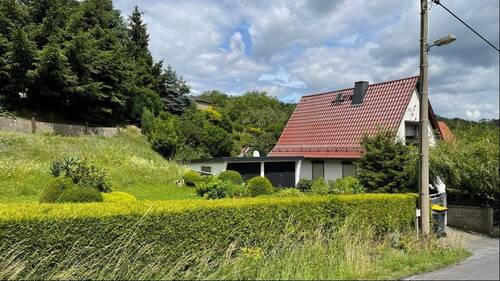 Außenansicht Süd-West - Einfamilienhaus in grüner Umgebung