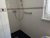 Bad mit Dusche - 