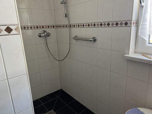Bad mit Dusche - 
