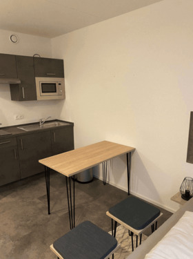 Pantryküche mit Tisch - 