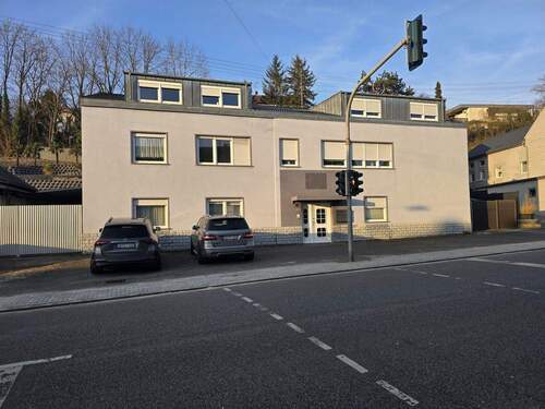 Haus von der Straßenseite - 1 Zimmer Terrassenwohnung zum Kaufen in Saarbrücken