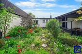 Frontansicht mit Vorgarten - Wohnen auf einer Ebene - Gepflegter Bungalow mit uneinsehbarem Garten in Lilienthal