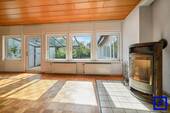 Wohnbereich mit Ofen und Fensterfront - 