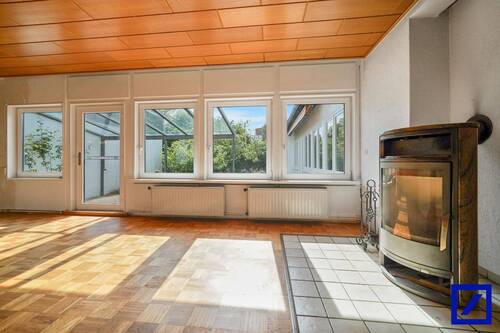 Wohnbereich mit Ofen und Fensterfront - 