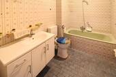 Bad mit Wanne u. WM - 