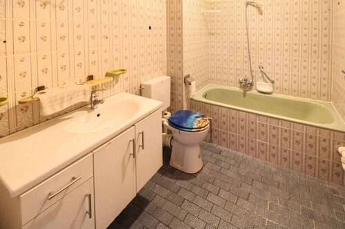 Bad mit Wanne u. WM - 