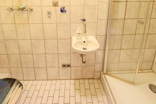 Bad mit Dusche - 