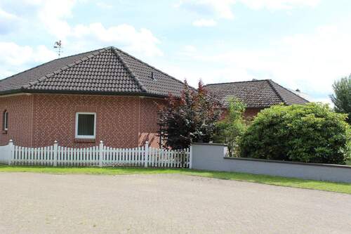 Seiten- und Rückseitenansicht - 4 Zimmer Bungalow in Stuhr