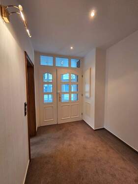 Flur und Eingangstür - 