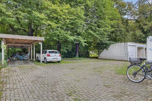 Hof mit Stellplätzen - 
