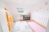 Kinderzimmer mit Blick in den Garten - 4 Zimmer Mehrfamilienhaus, Wohnhaus in Bremen
