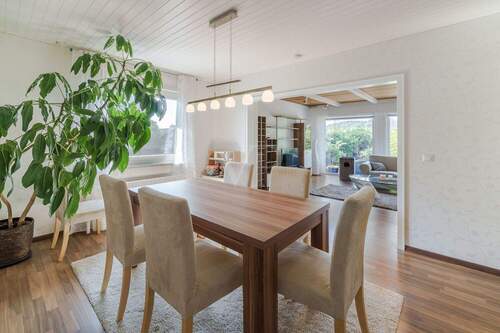 Offen gestaltetes Esszimmer - 