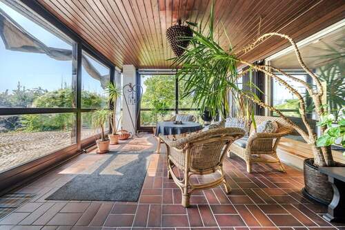 Wintergarten umsäumt von Grün - 