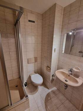 Kleines Bad mit Dusche/WC - 