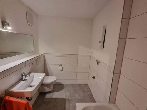 Großes Bad mit Badewanne/WC - 