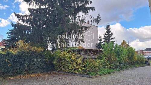 Blick vom Nachbargrundstück 2 - 