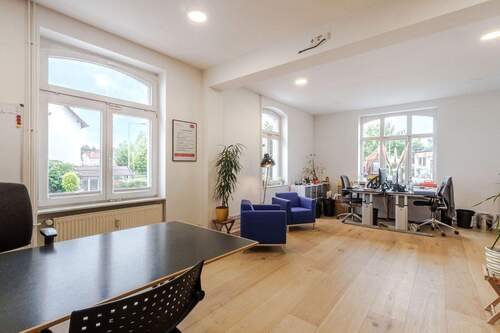 Teilbares Büro im EG - 7 Zimmer Mehrfamilienhaus, Wohnhaus in Usingen