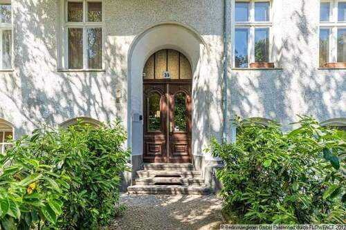 Hauseingang Vorderhaus - Etagenwohnung mit 84,60 m&sup2; in Berlin zum Kaufen